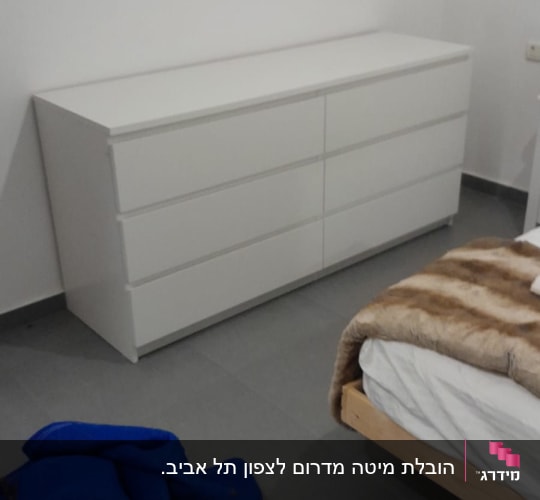 שידה לבנה עם מגירות בחדר שינה